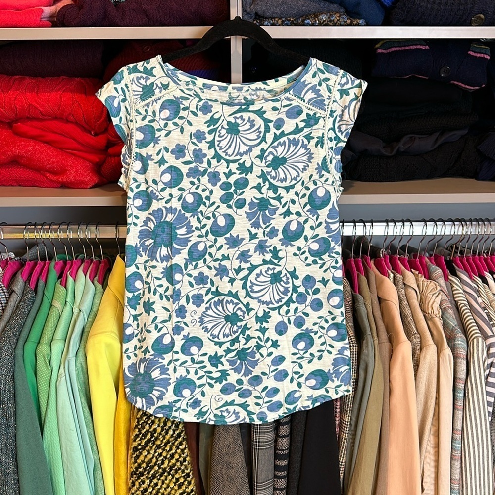 Loft white, blue and green print cap sleeve scoop neck top size XS​